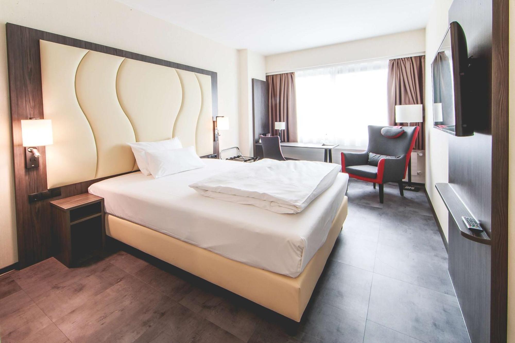 Western Plaza Hotel 4*