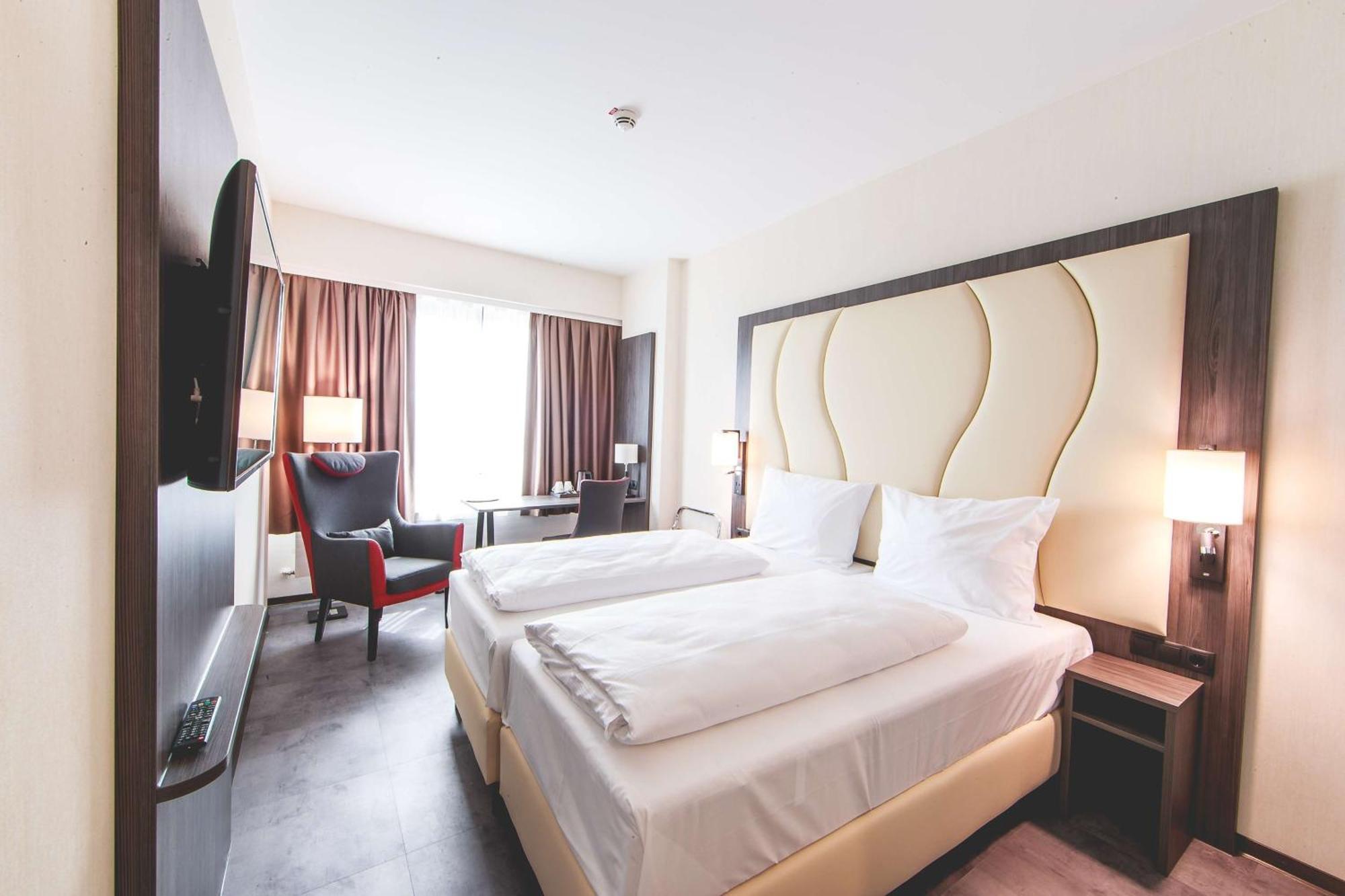 Western Plaza Hotel 4*