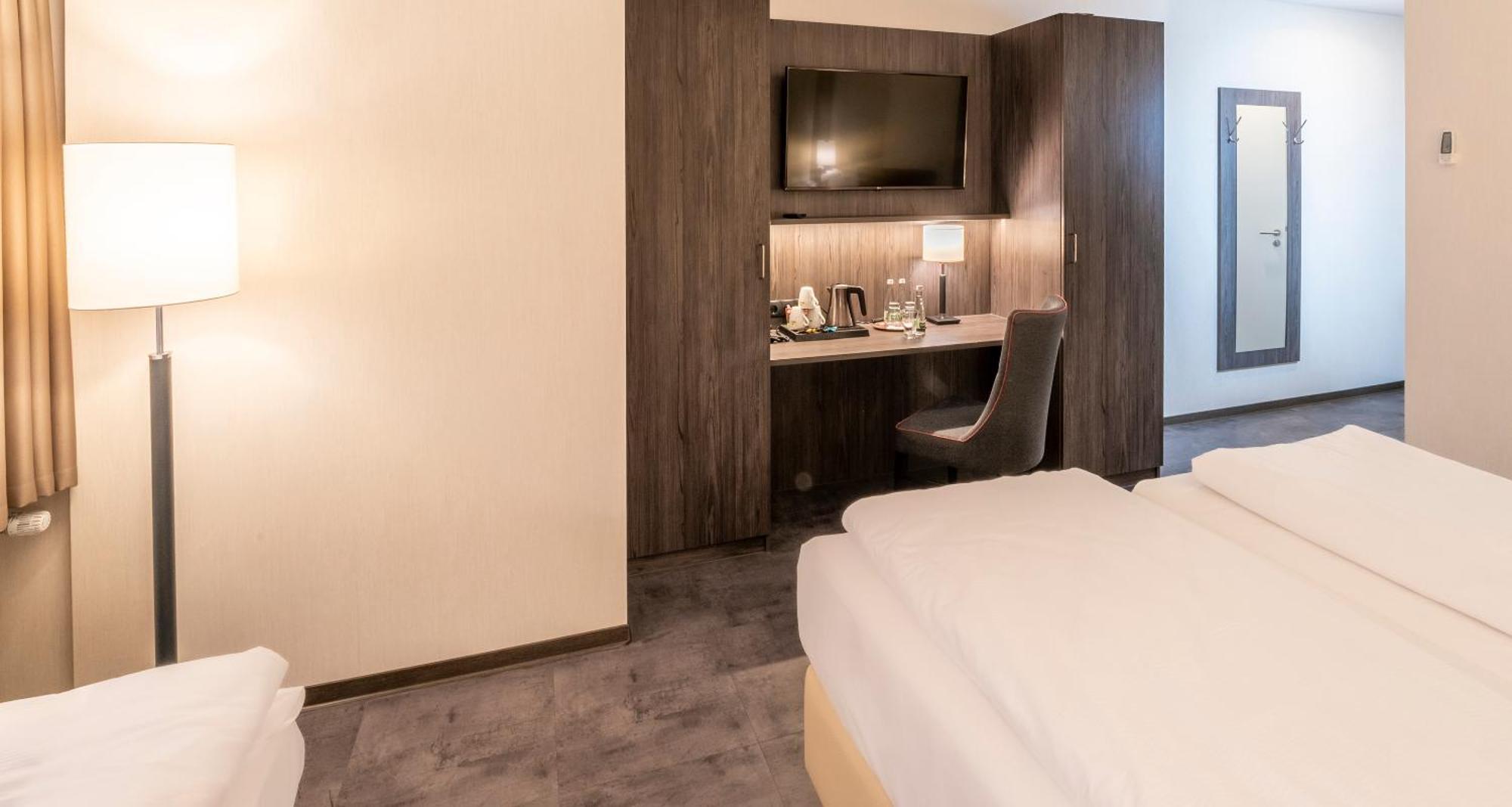 Western Plaza 4*