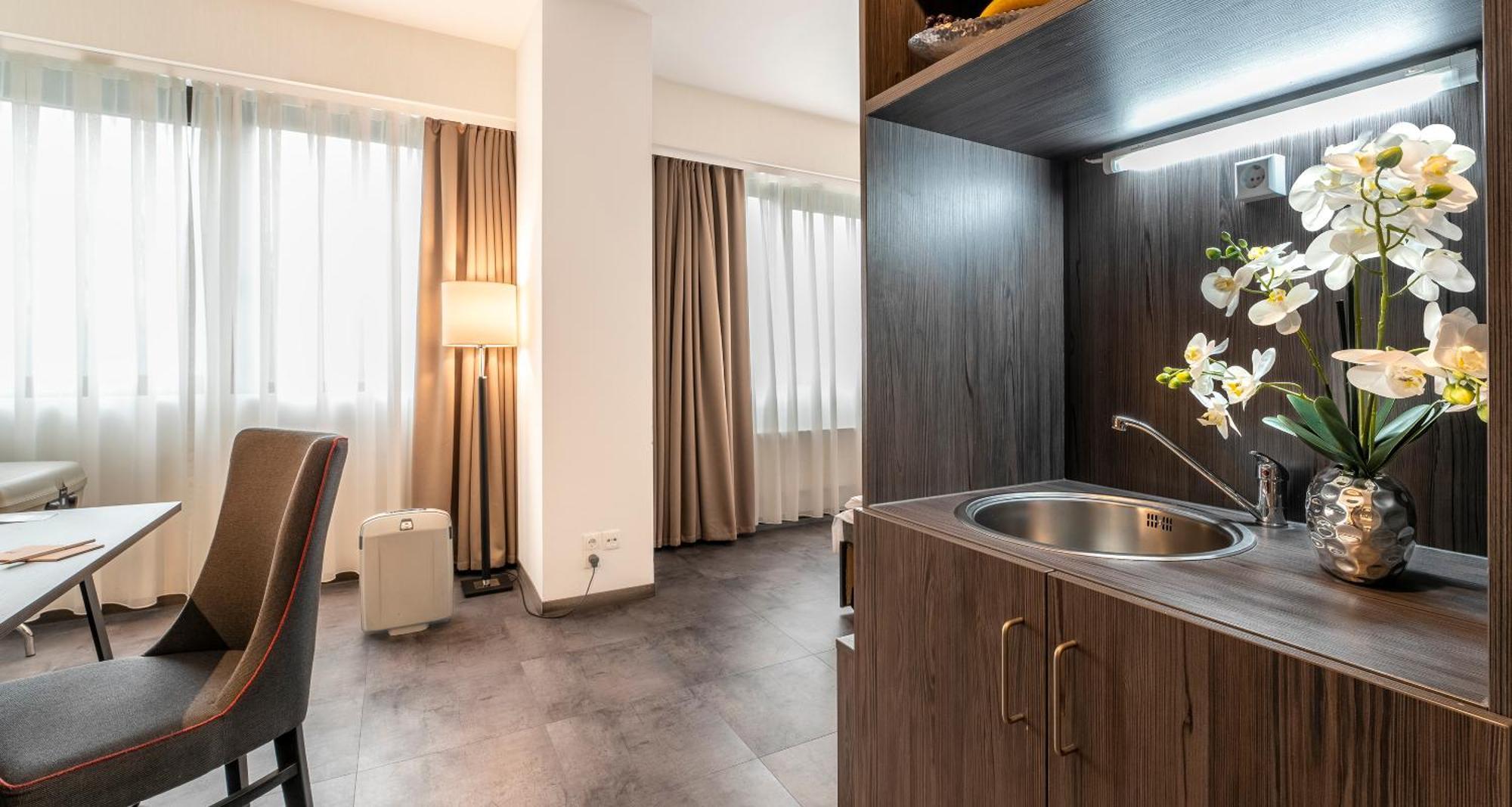 Hotel Western Plaza 4*