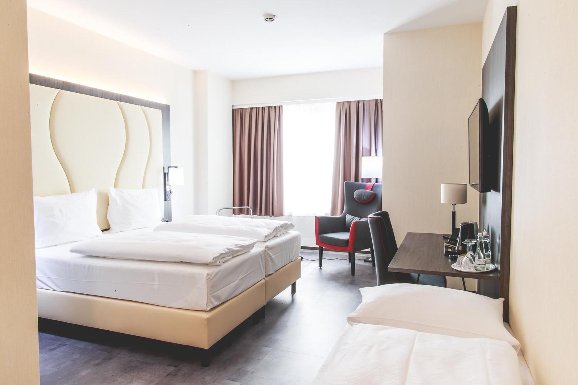 Western Plaza Hotel 4*